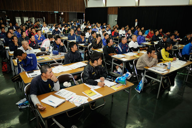 講習座学会で聞き入る参加者
