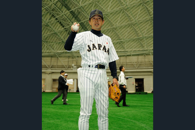 ボールの握りを指導する篠塚和典氏