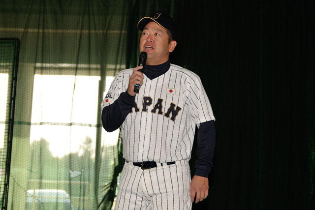 終わりの挨拶をする大久保秀昭氏