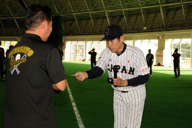 修了書を手渡す鹿取義隆氏