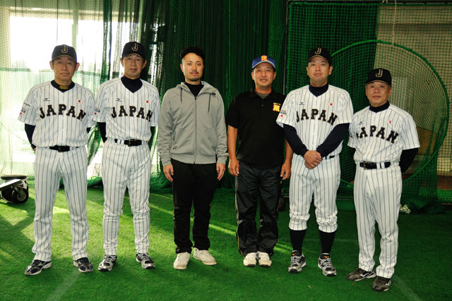 代表して修了書を受け取った参加者(後藤さん、平川さん)と侍ジャパンの4氏