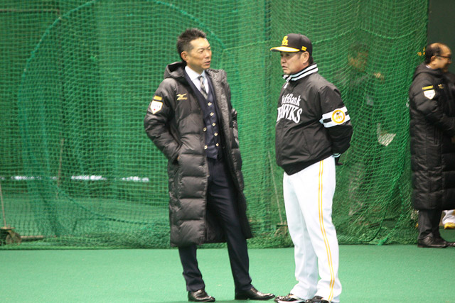 福岡ソフトバンクホークス・宮崎キャンプを視察、工藤公康監督と言葉を交わす