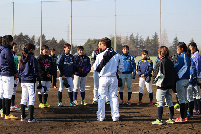 練習試合を前に声をかける大倉孝一代表監督