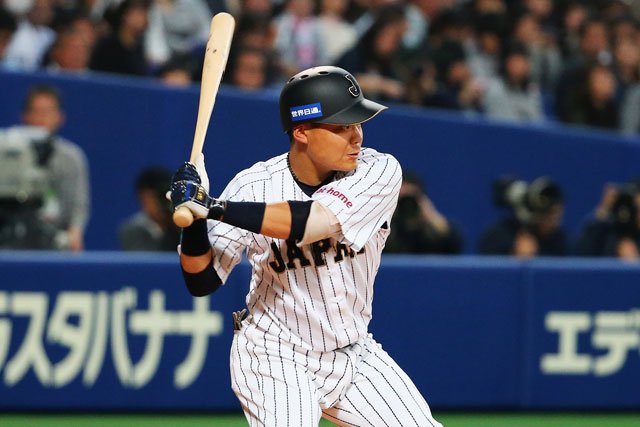 先制のタイムリーツーベースヒットを放つ中村悠平選手(東京ヤクルト)