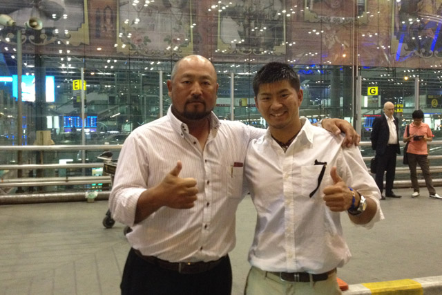 タイ野球の歴史を歩んできた青山功氏(左)と著者の色川冬馬氏(右)