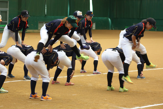 侍ジャパン女子代表候補高知合宿2日目・アップ中に行われた「馬跳び」