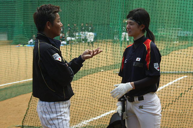 侍ジャパン女子代表候補・船越千紘(平成国際大)とコミュニケーションを取る大倉孝一監督