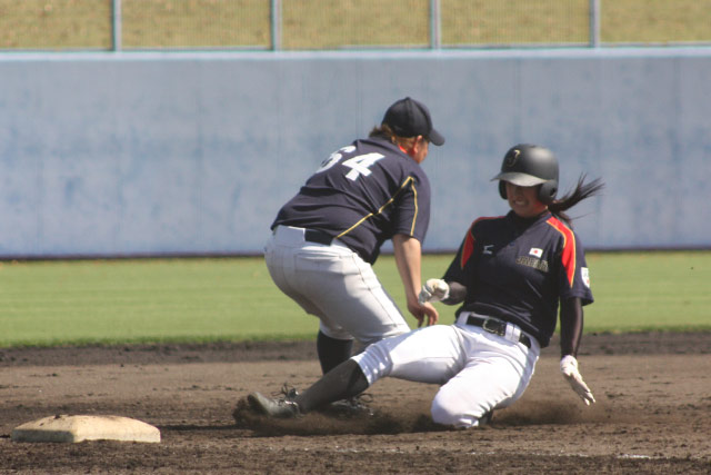 紅白戦で三塁打を放ちスライディングする侍ジャパン女子代表候補・田中 亜里沙(大阪体育大)