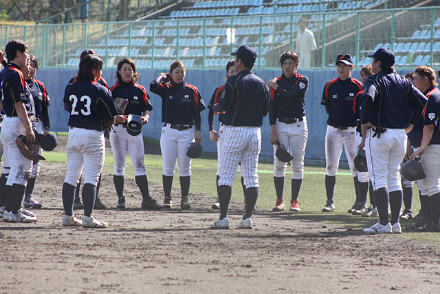 紅白戦終了直後、円陣で話を聴く侍ジャパン女子代表候補の選手たち