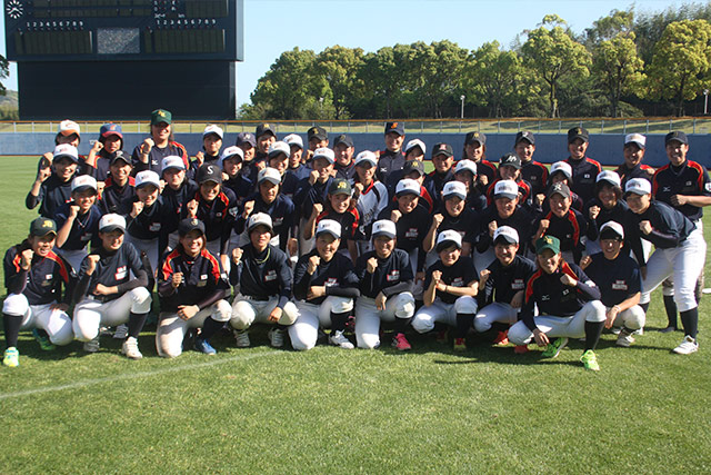 侍ジャパン女子代表候補高知合宿を支えた室戸高校女子硬式野球部と選手たちが一緒に記念撮影
