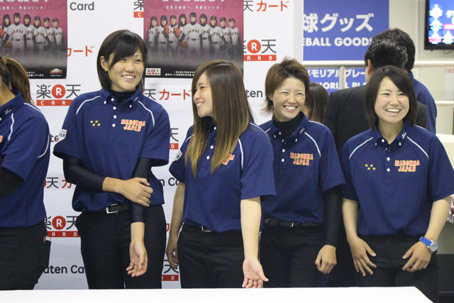 リラックスムードで会場に登場した侍ジャパン女子代表候補の選手