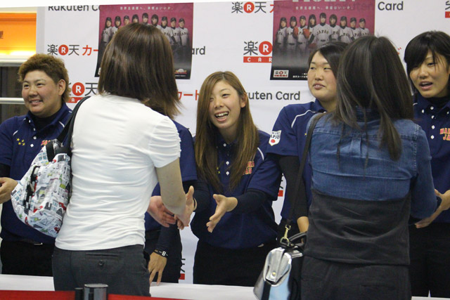 吉井萌美選手(中央)も満面の笑み