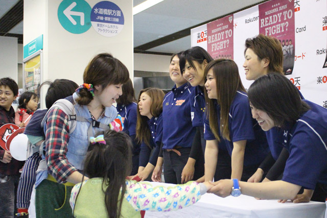 握手会には女性や子供の姿も多く見られた