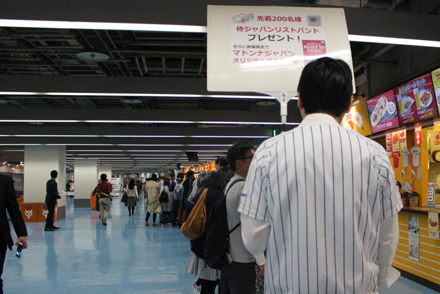 握手会会場には長蛇の列が出来た