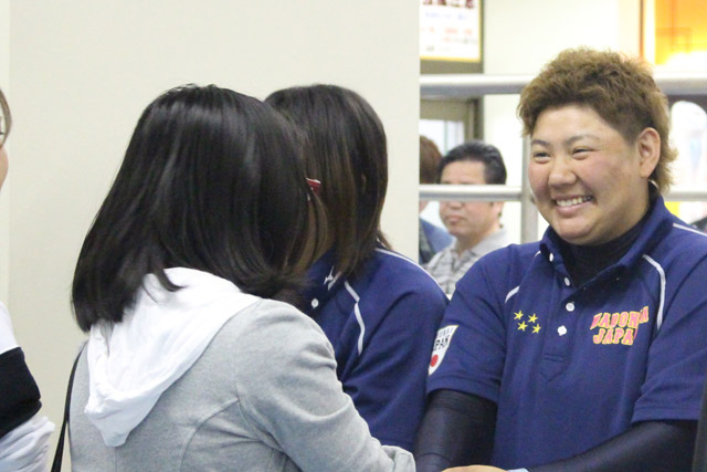 笑顔で応える石田悠紀子選手
