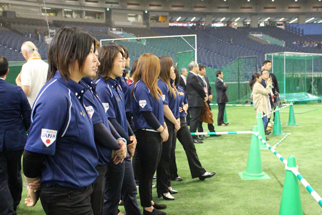 試合前の練習風景を見つめる侍ジャパン女子代表候補選手たち