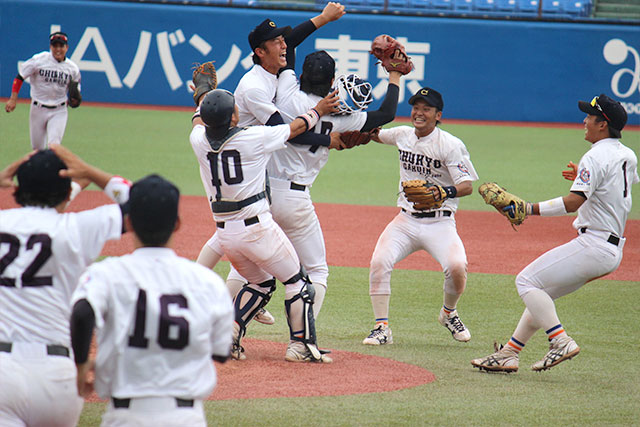 歓喜の輪に飛び込む吉川尚輝(中京学院大)右から2人目