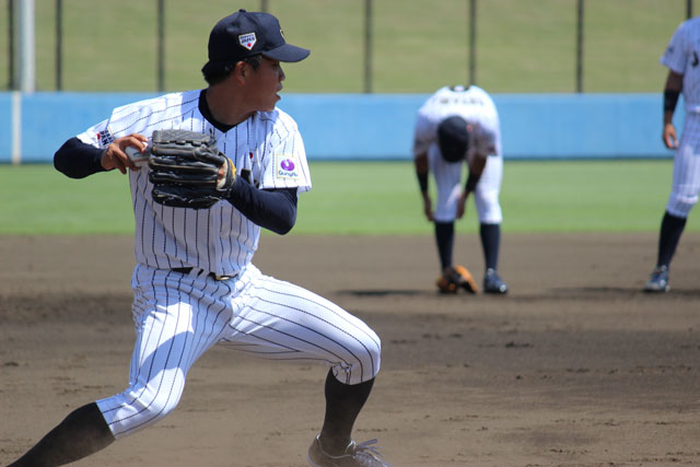 投内連携をする柳裕也(明治大)