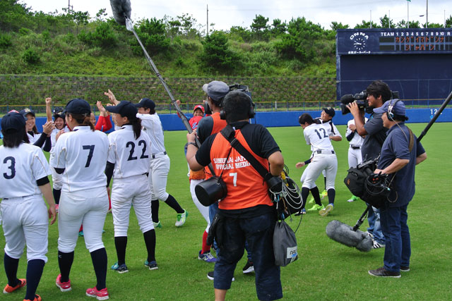 沖縄強化合宿には多くのメディアが取材に