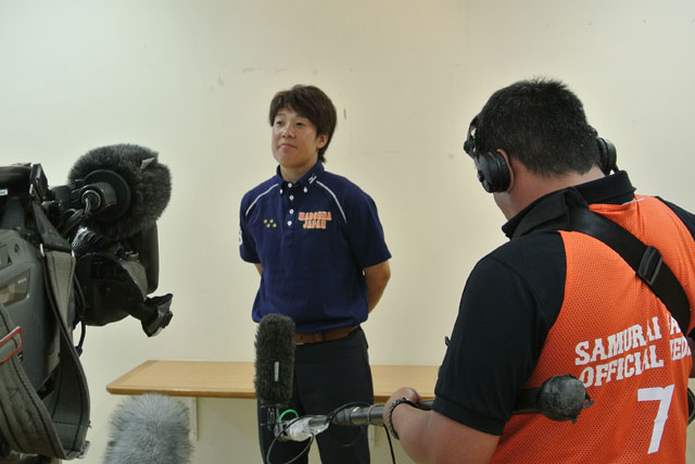 ミーティング後に取材陣の質問に答える6度目の代表選出になった金由起子(ホーネッツ・レディース)