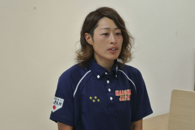 ミーティング後に取材陣の質問に答える前回大会主将の志村亜貴子(アサヒトラスト)