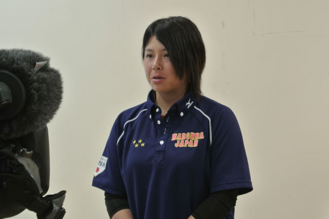 ミーティング後に取材陣の質問に答える六角彩子(侍)