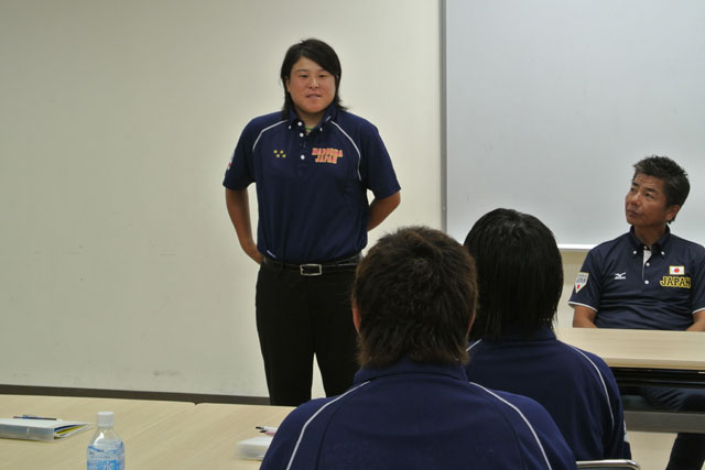 挨拶をする代表漏れになった御山真悠(平成国際大学)
