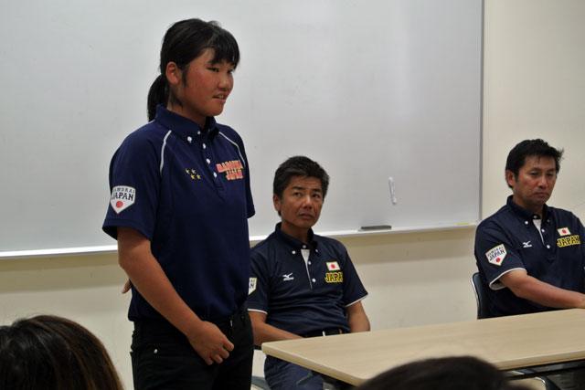 挨拶をする代表漏れになった林佳名子(大阪体育大学)