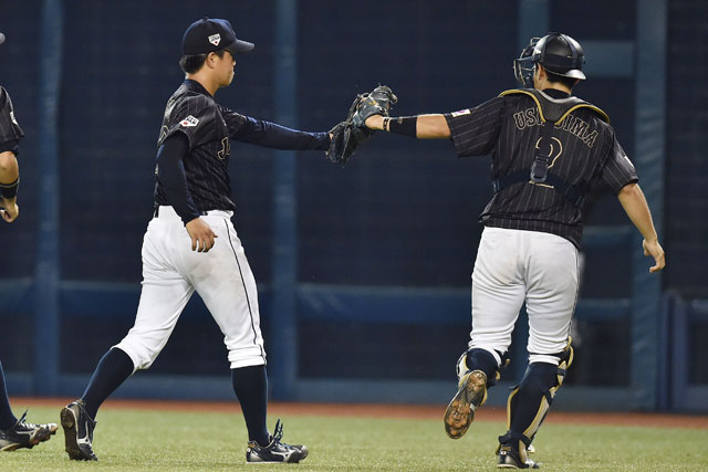 第2戦のバッテリーを組んだ柳裕也(明治大学)と牛島将太(明治大学)