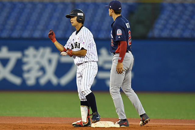 初回先頭打者の佐藤拓也(立教大学)が左中間を破る二塁打を放つ