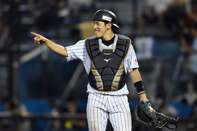 牛島将太(明治大学)が先発のマスクをかぶる