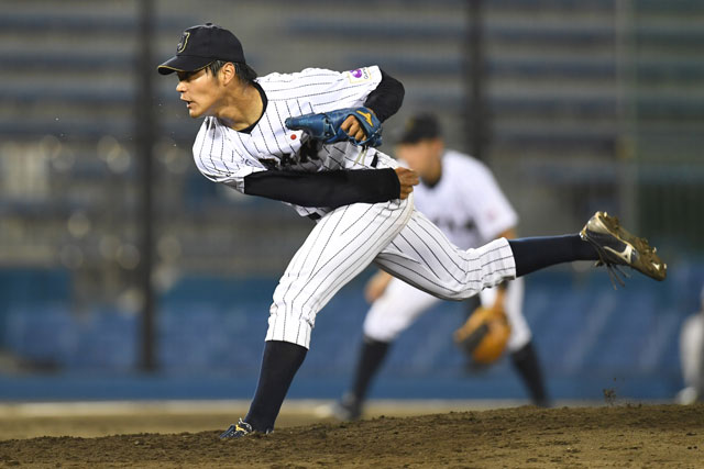 第1戦で好投した佐々木千隼(桜美林大学)が2番手のマウンドにあがる