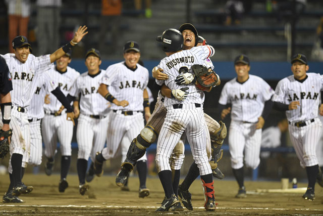 優勝が決定しベンチから飛び出した侍ジャパン大学代表