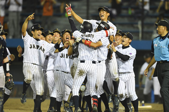 接戦をものにし、歓喜にわく侍ジャパン大学代表選手