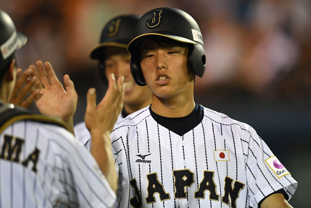 第5戦目 バックスクリーンへのホームランを放ち、チームを活気づけた辰己涼介(立命館大学)