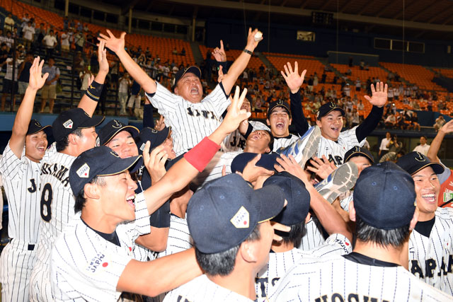 横井人輝監督を胴上げする侍ジャパン大学代表