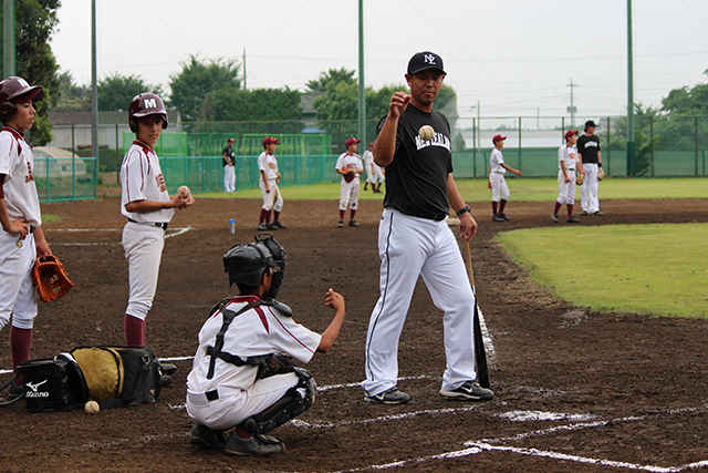 ノックをする清水直行監督