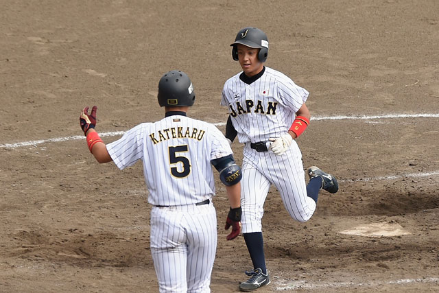 4回裏 安打でチャンスを作った近藤大樹(嘉麻ボーイズ)が生還