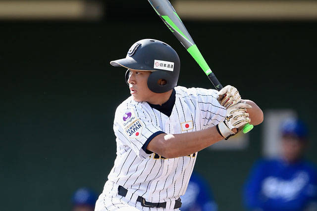 6回裏にダメ押しのタイムリーを放つ宮城大弥(宜野湾ポニーズ)