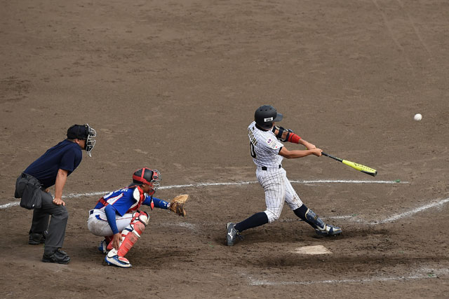野口海音(松原ボーイズ)が4回裏にタイムリーを放つ
