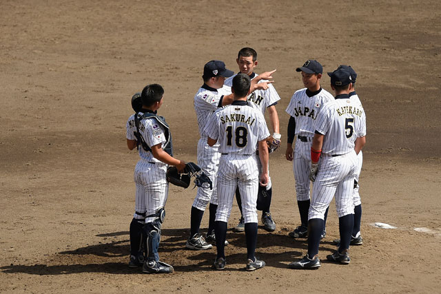 マウンドで選手に声をかける石崎学コーチ
