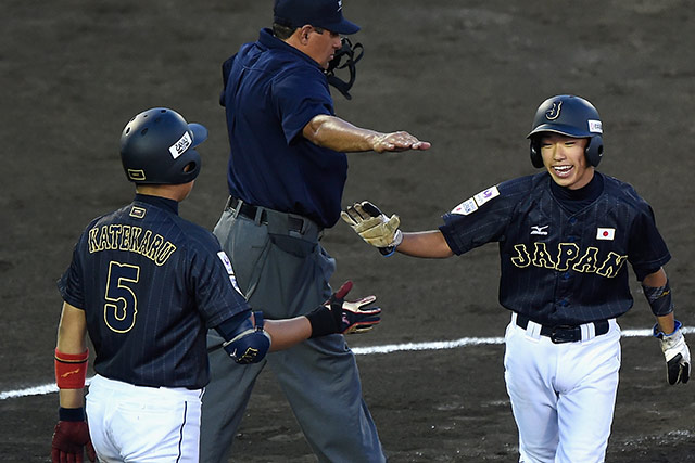 田口夢人(栃木下野リトルシニア)が笑顔でホーム生還