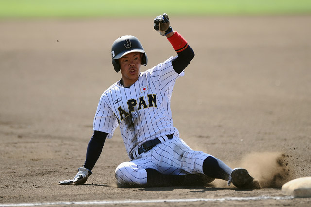 1回表 積極的な走塁で進塁した稲生賢二(東海ボーイズ)