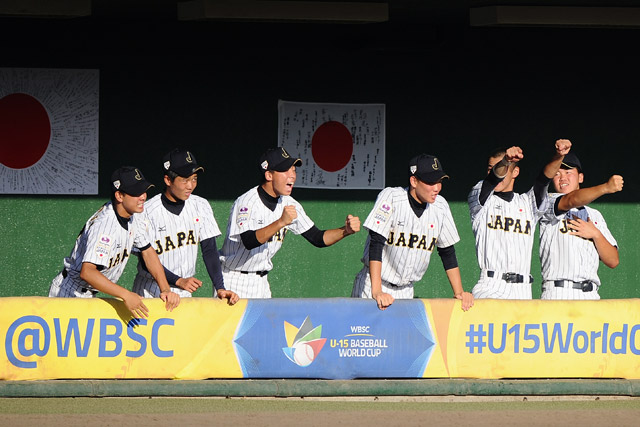 好プレーにベンチからも声が飛ぶ