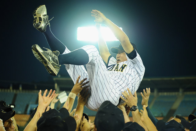 準優勝を果たし鹿取義隆監督を胴上げ