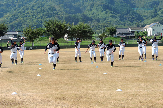 ダッシュ系のメニューで体をほぐす侍ジャパン女子代表