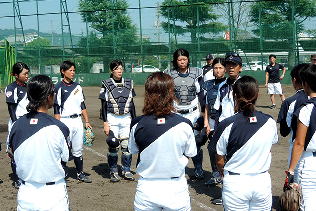 侍ジャパン女子代表の選手たちに意識付けの大切さを説く大倉孝一監督