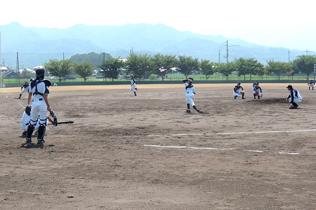 バント守備の練習を行う侍ジャパン女子代表