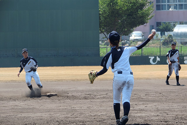 二塁への牽制練習を行う侍ジャパン女子代表