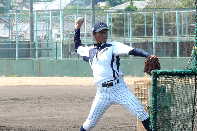 打撃投手を務める侍ジャパン女子代表・大倉孝一監督